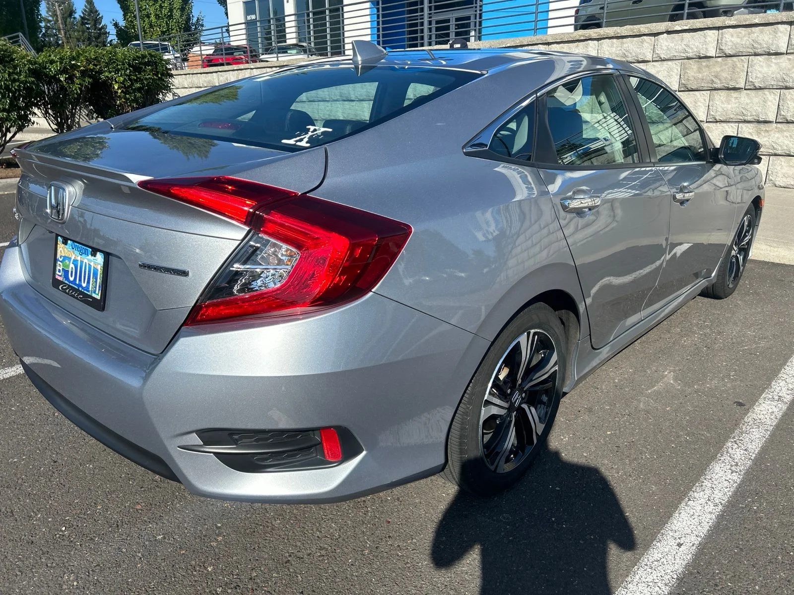 Used 2016 Lunar Silver Metallic Honda Touring image 4
