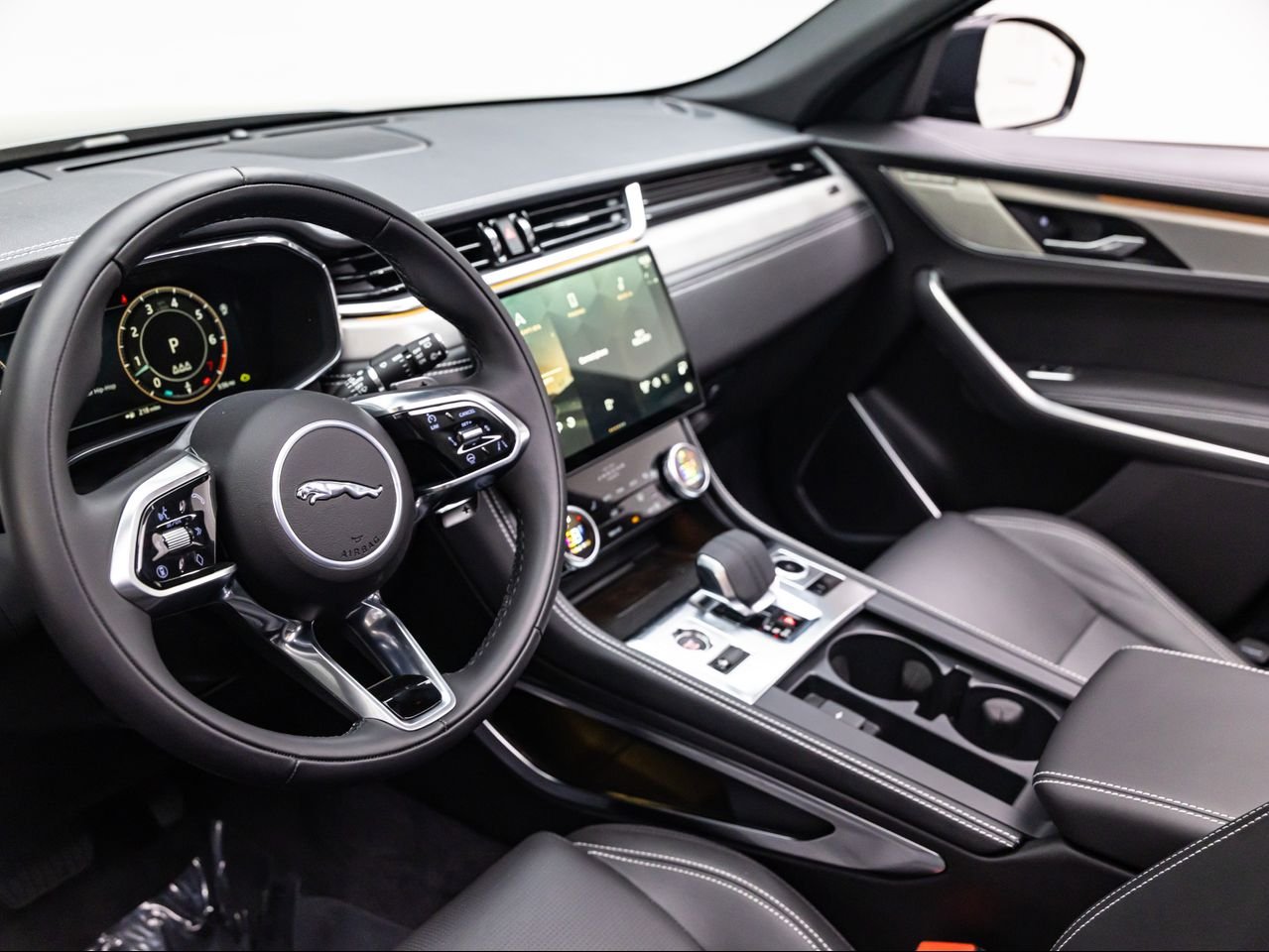 2025 Jaguar F-PACE R-Dynamic S - Photo 17
