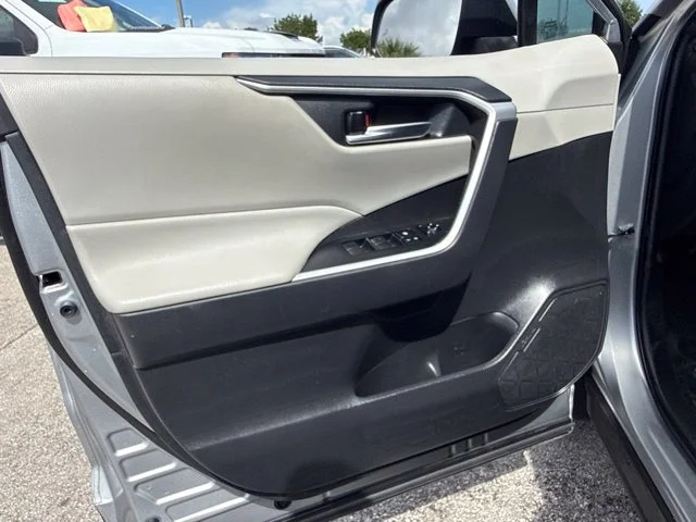 Used 2020 Silver Toyota XLE image 28