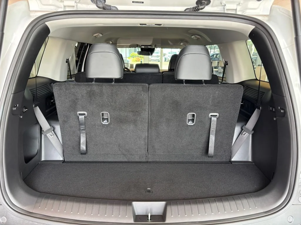 Used 2025 White Hyundai SEL image 28