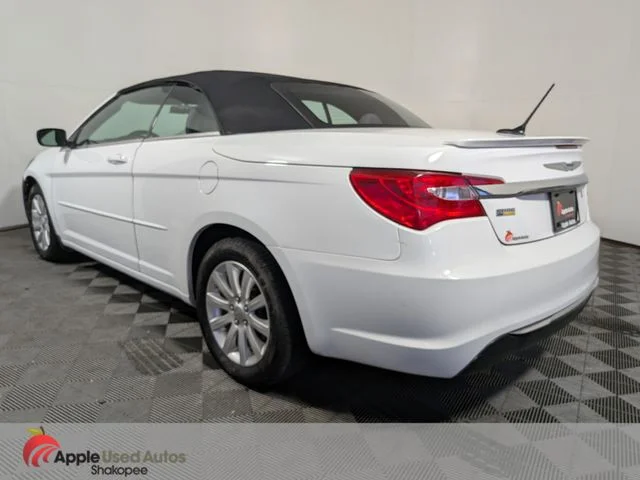 Used 2012 White Chrysler Touring image 4