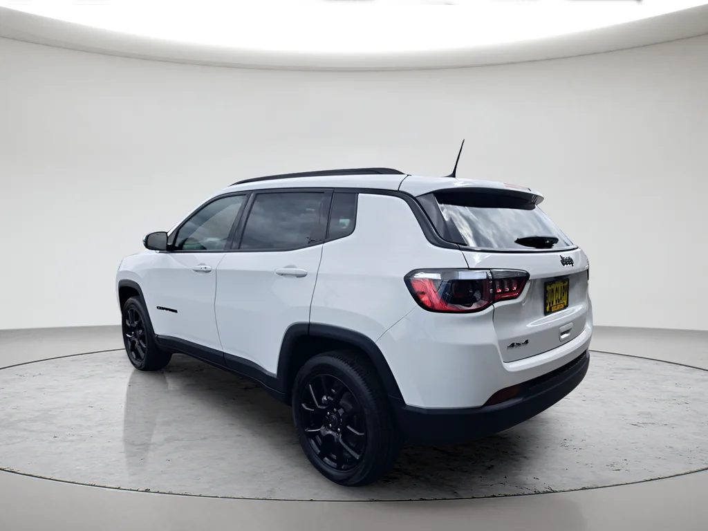New 2026 Bright White Clear-Coat Exterior Paint Jeep Latitude image 3