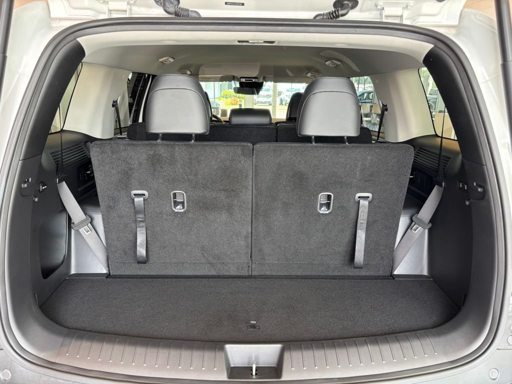 Used 2025 White Hyundai SEL image 28