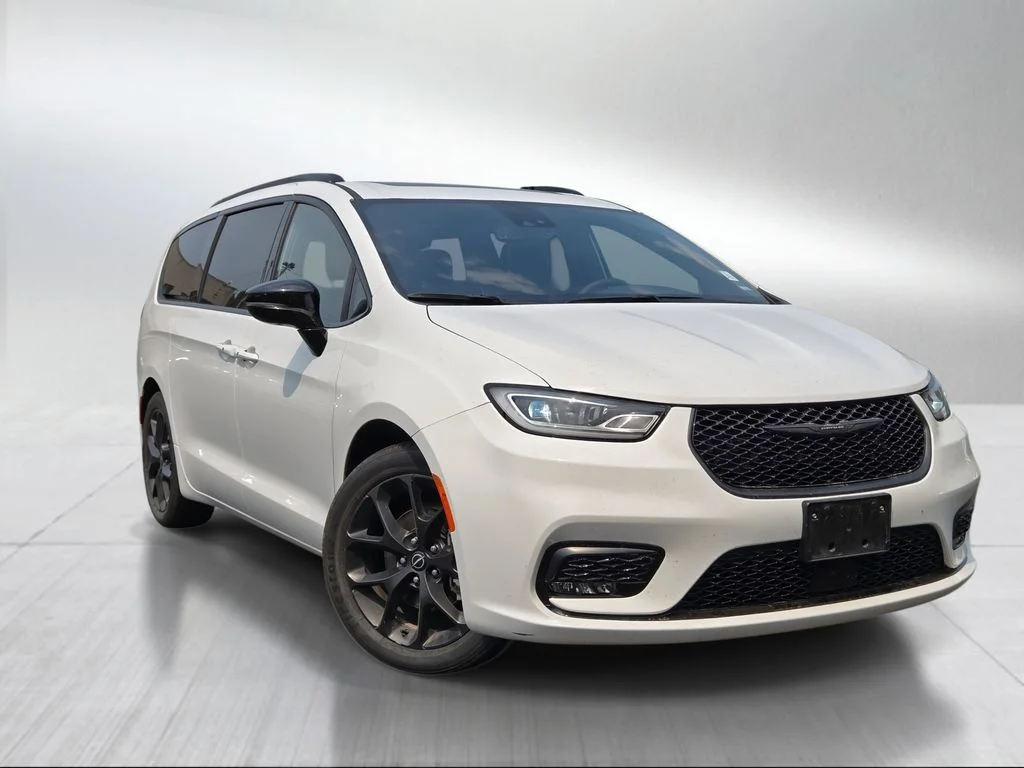 Used 2025 Bright White Clearcoat Chrysler Limited image 1