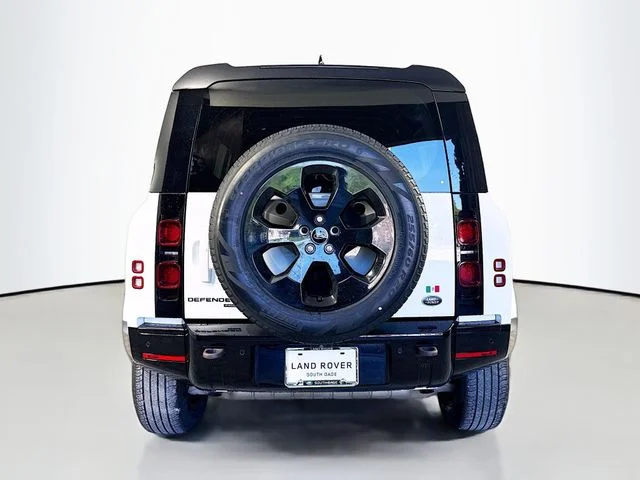 Used 2022 White Land Rover X-Dynamic HSE image 6