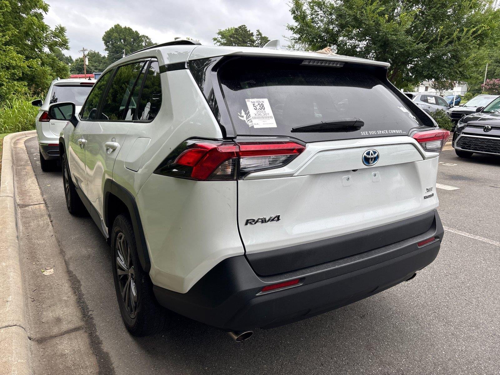 Used 2023 Wind Chill Pearl Toyota XLE Premium image 3