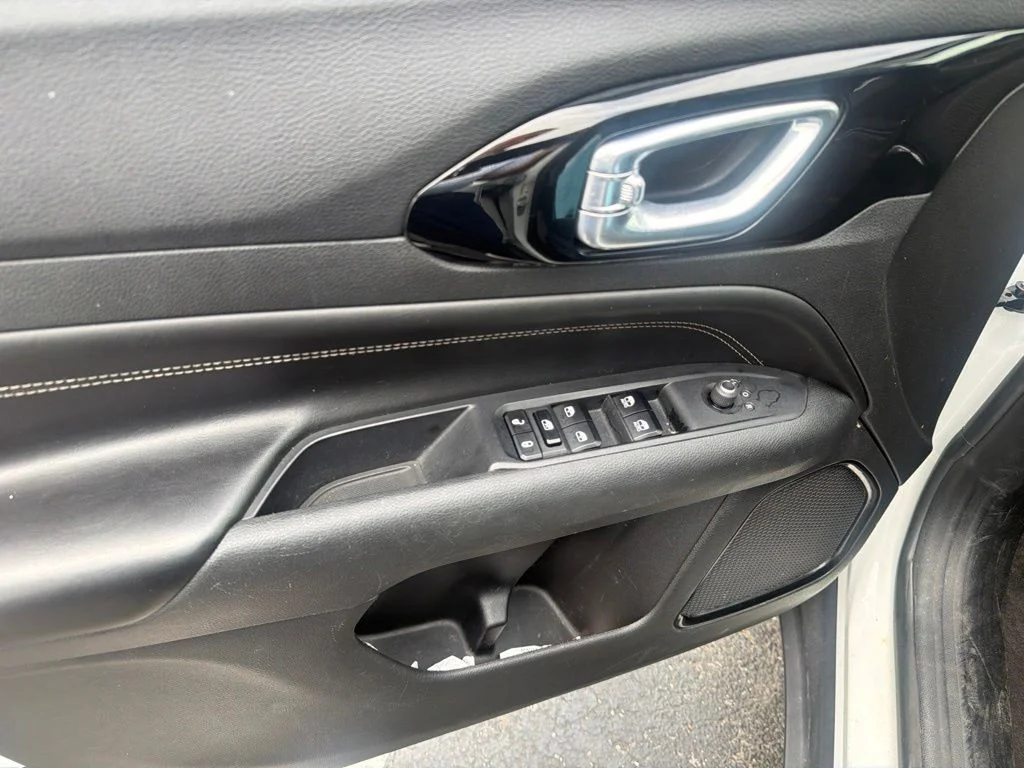 Used 2022 White Jeep Altitude image 11