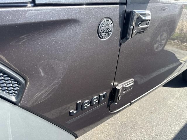 Used 2025 Granite Crystal Clearcoat Metallic Jeep Sport S image 15