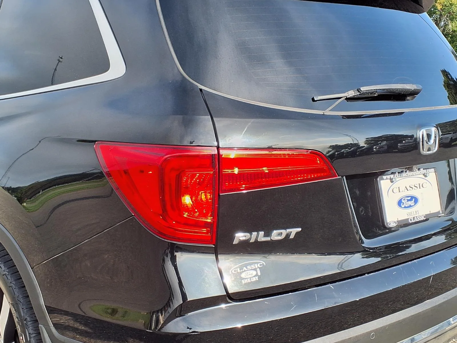 Used 2016 Crystal Black Pearl Honda Touring image 17