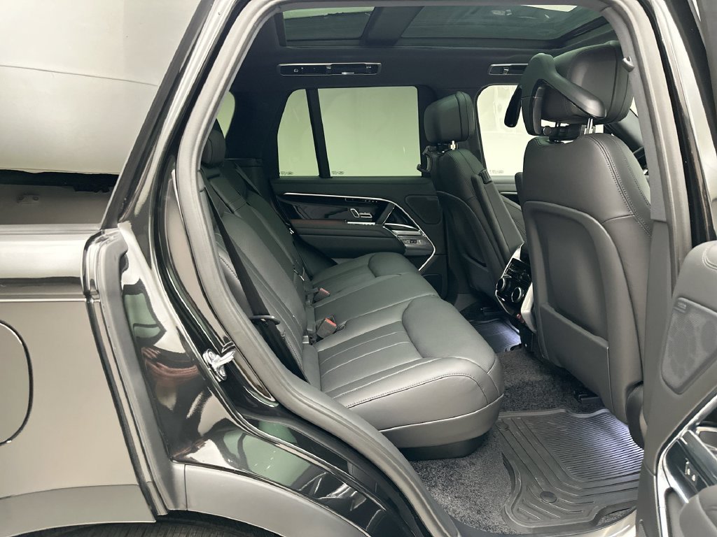 New 2027 Santorini Black Metallic Land Rover SE image 7
