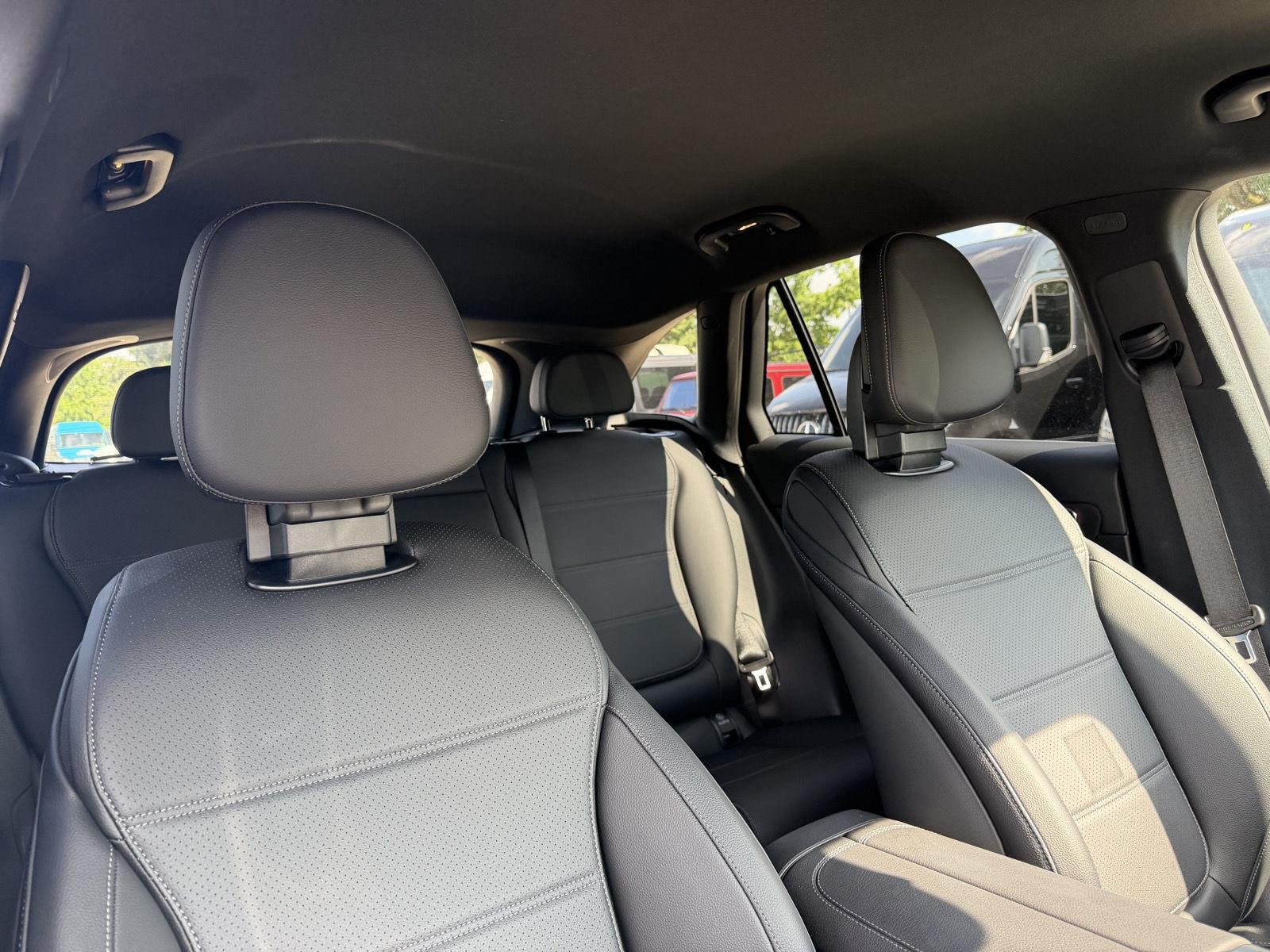 Used 2026 Verde Silver Metallic Mercedes-Benz GLC 300 image 31