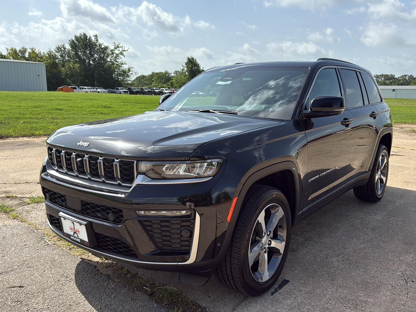 New 2026 Diamond Black Crystal Pearlcoat Jeep Limited image 3