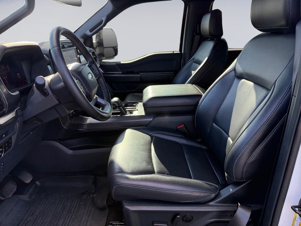 Used 2025  Ford Lariat image 11