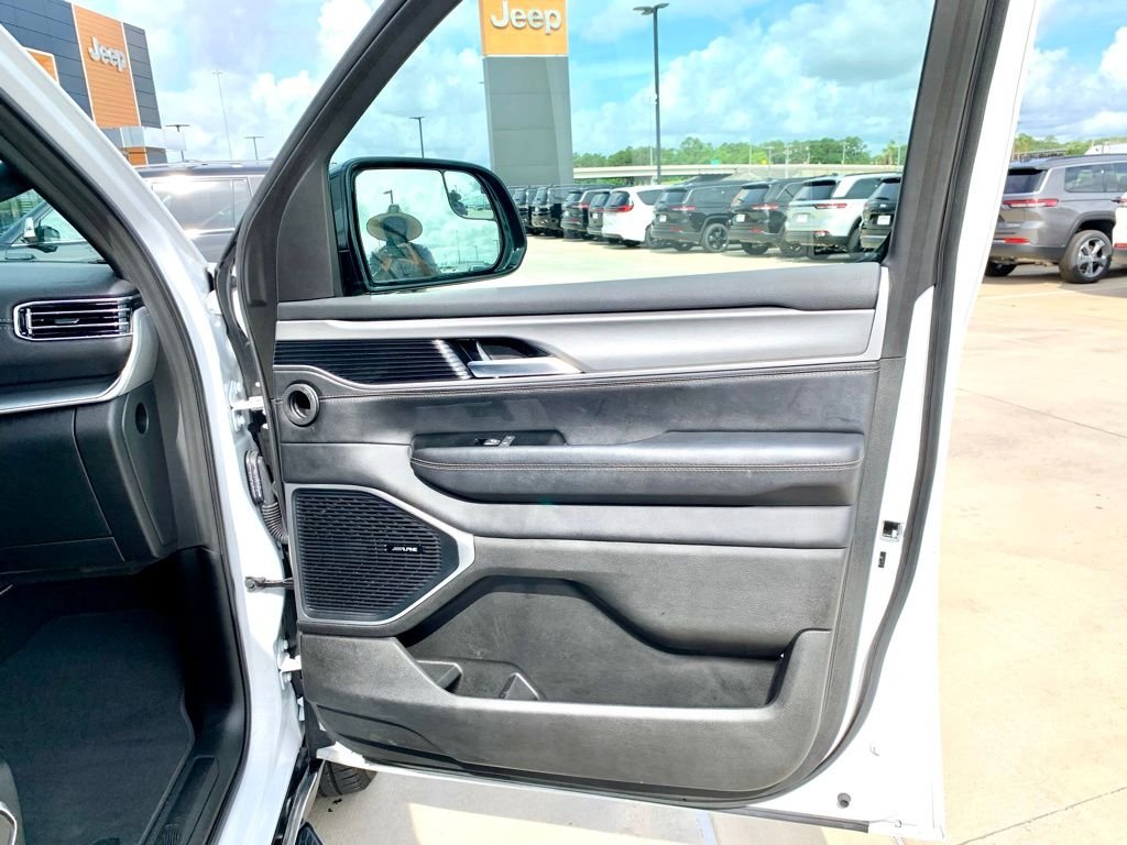 Used 2025 White Jeep Series II image 29