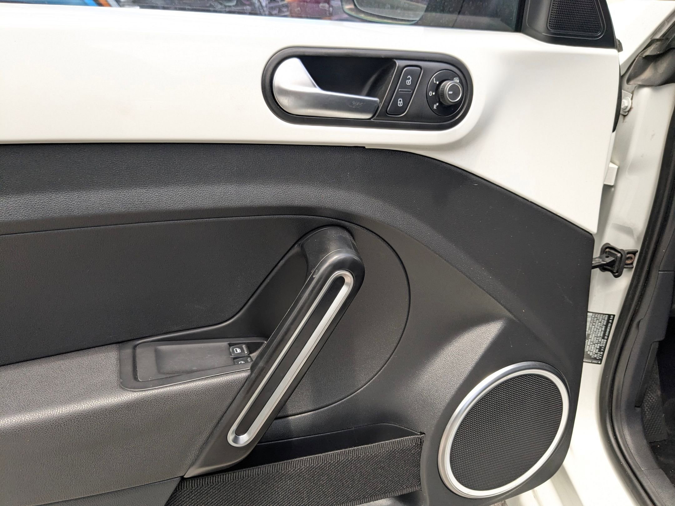 Used 2019 Pure White Volkswagen SE image 11