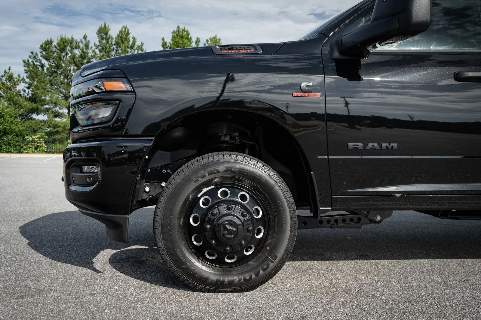 New 2026 Diamond Black Crystal Pearl-Coat Exterior Paint RAM Big Horn image 4