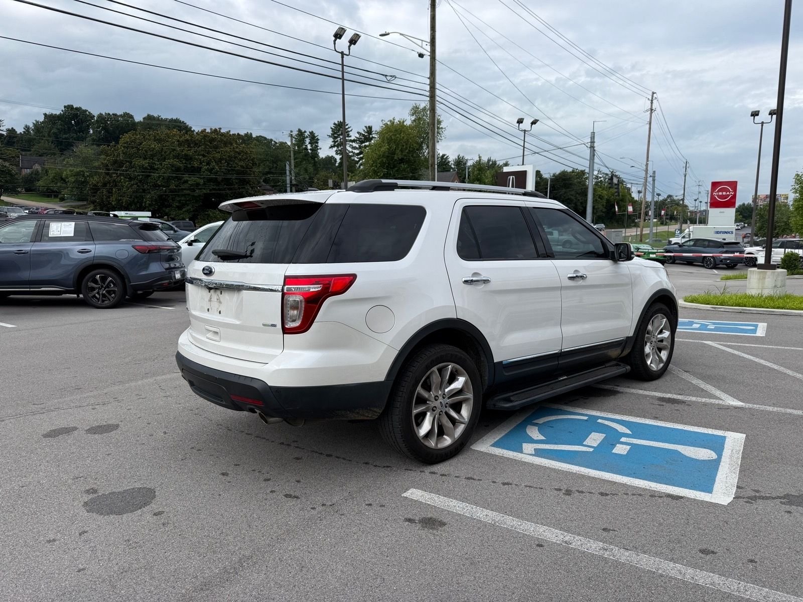 Used 2013 White Platinum Clearcoat Metallic Ford Limited image 6