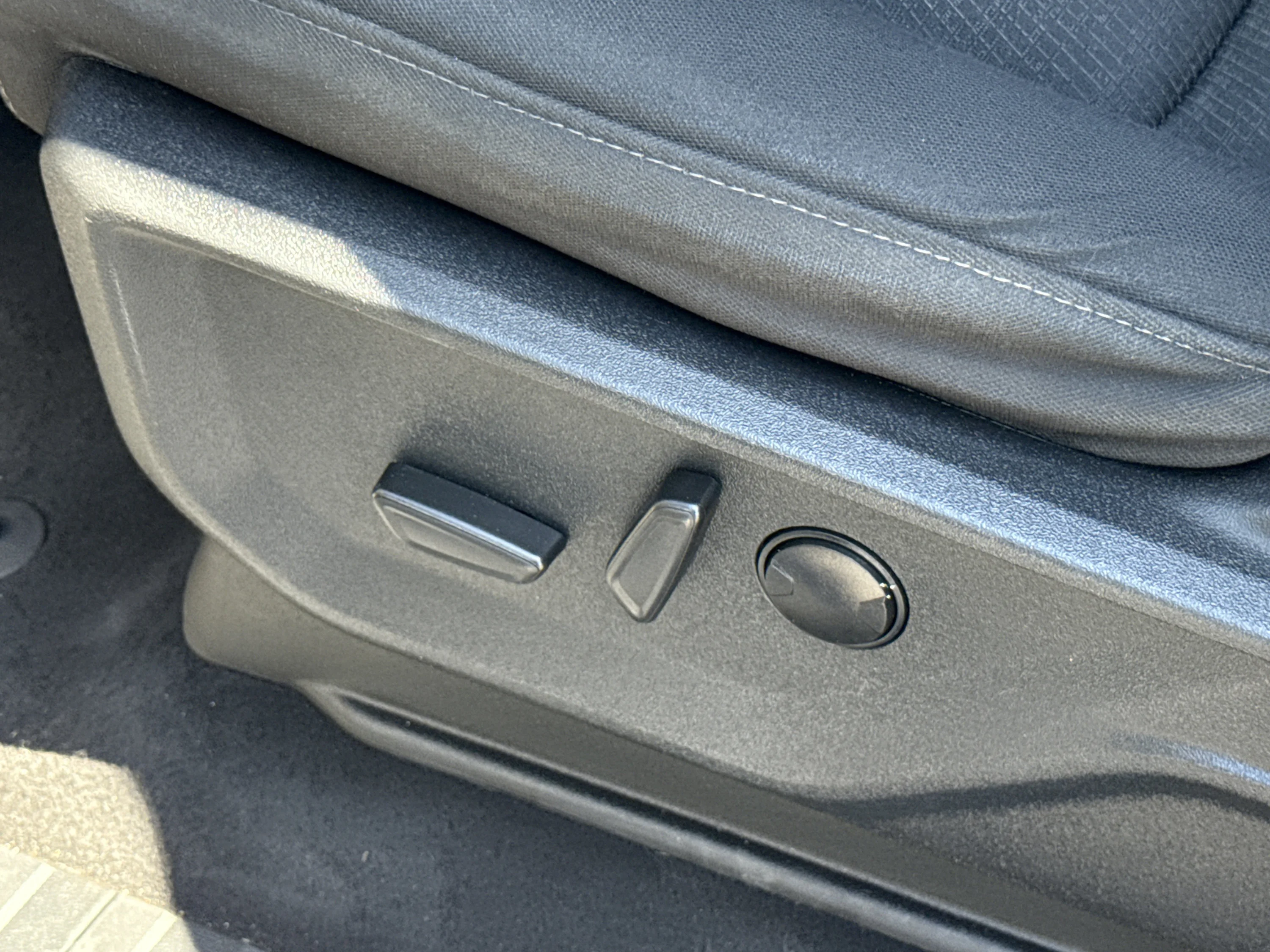 Used 2023 Avalanche Gray Ford XLT image 29
