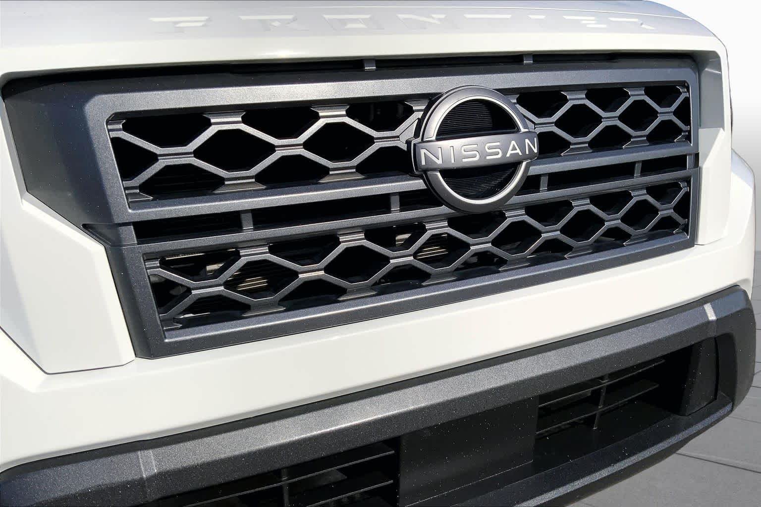 Used 2023 Glacier White Nissan SV image 29