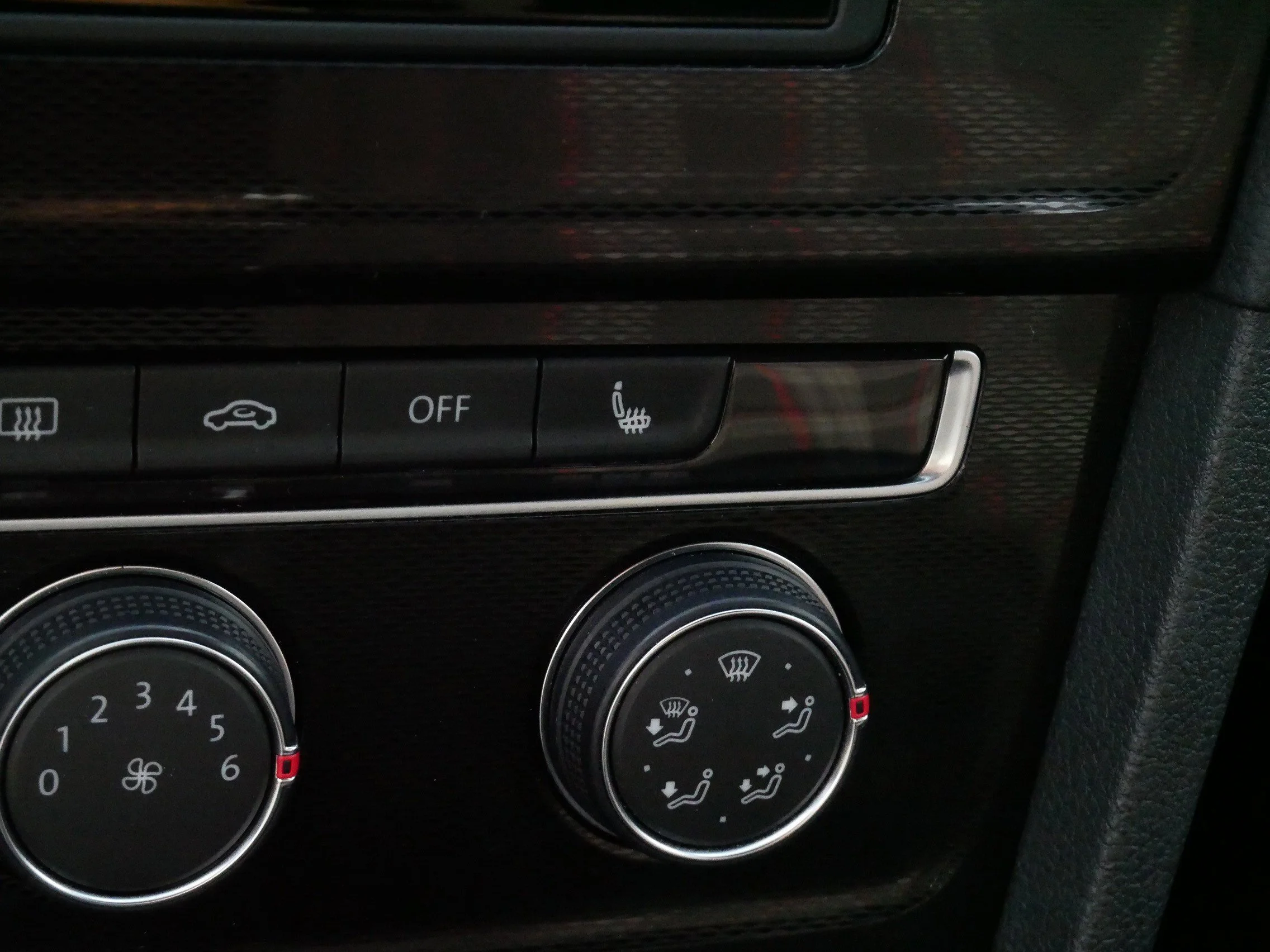Used 2015 Deep Black Pearl Volkswagen S image 28