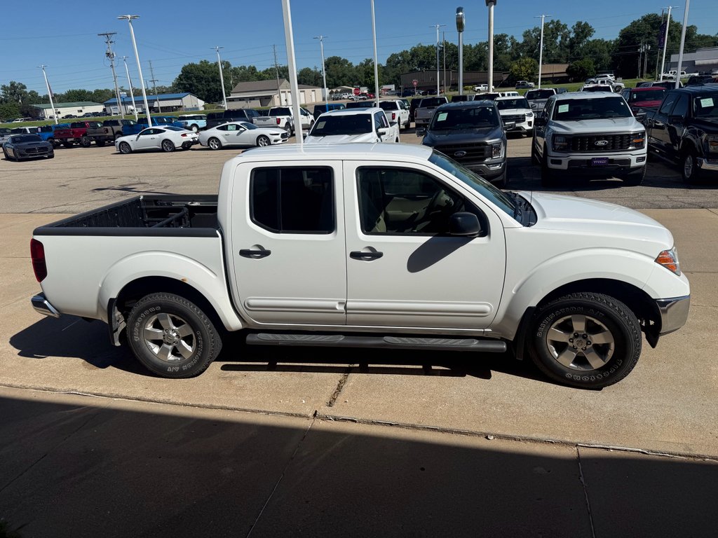 Used 2010 Avalanche Nissan SE image 5