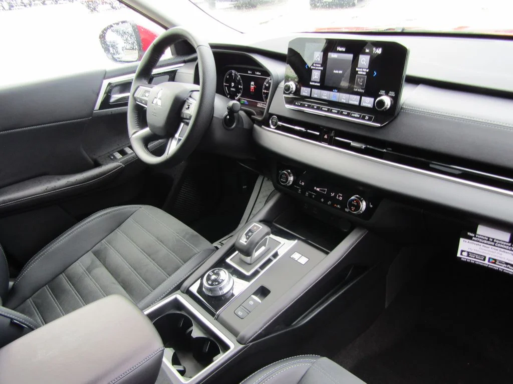 2025 Mitsubishi Outlander Plug-in Hybrid SE - Photo 4