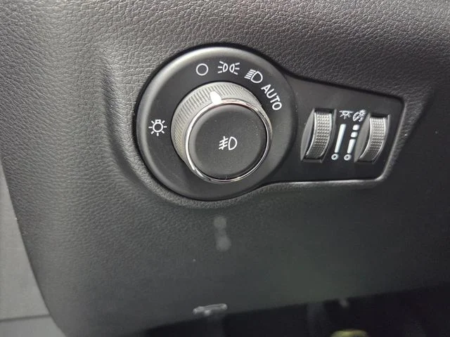 New 2026 Diamond Black Crystal Pearlcoat Jeep Latitude image 25