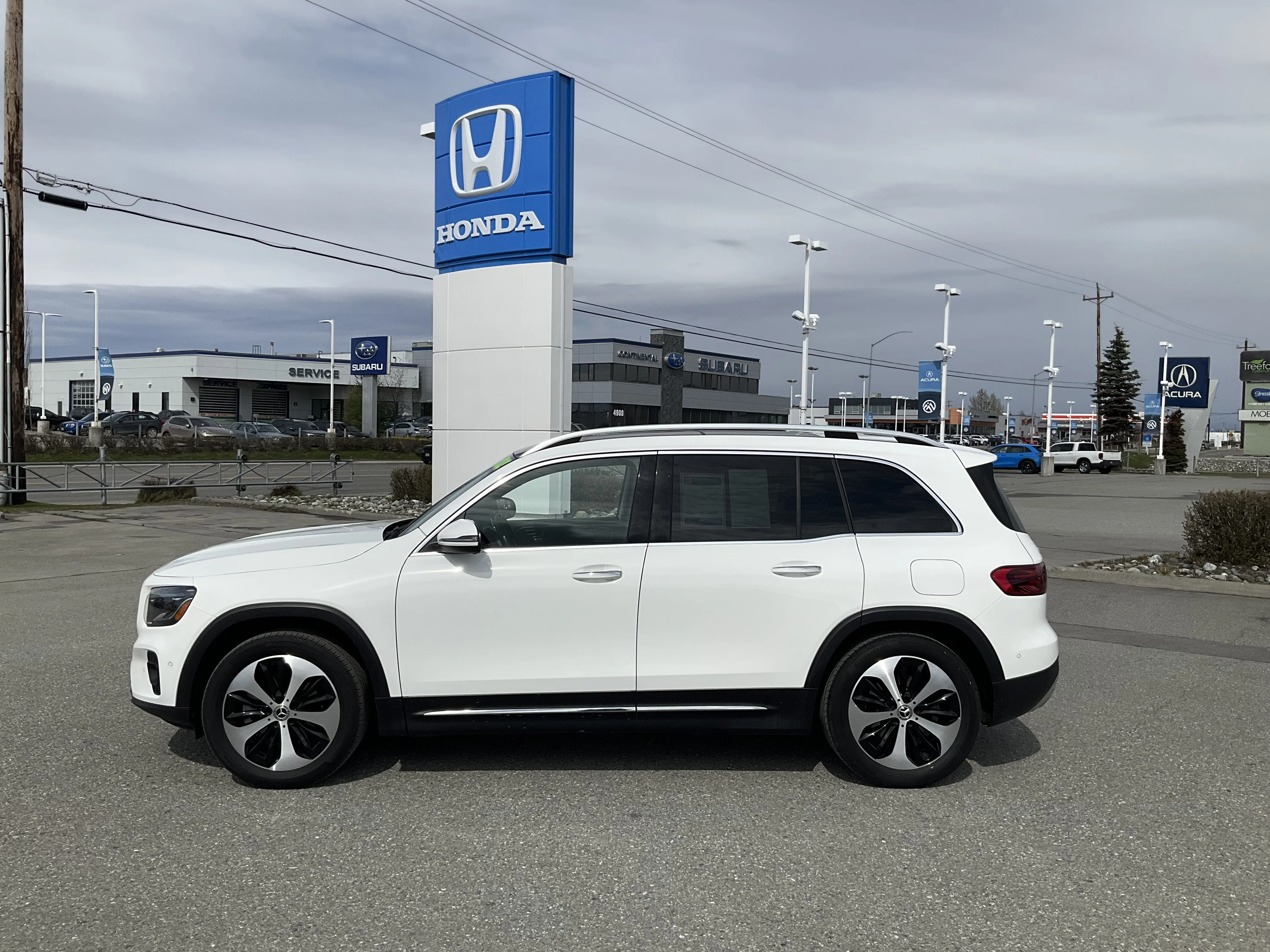 Used 2025 White Mercedes-Benz GLB 250 image 3