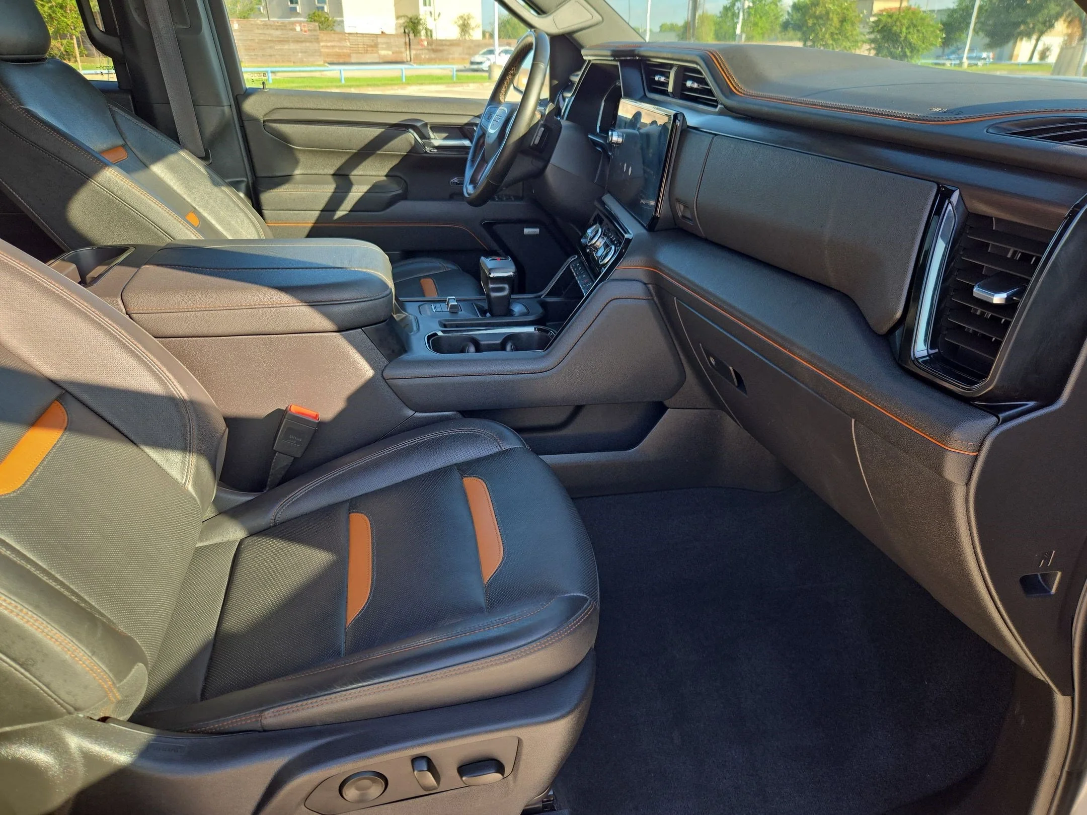 Used 2025 Sterling Metallic GMC AT4 image 31