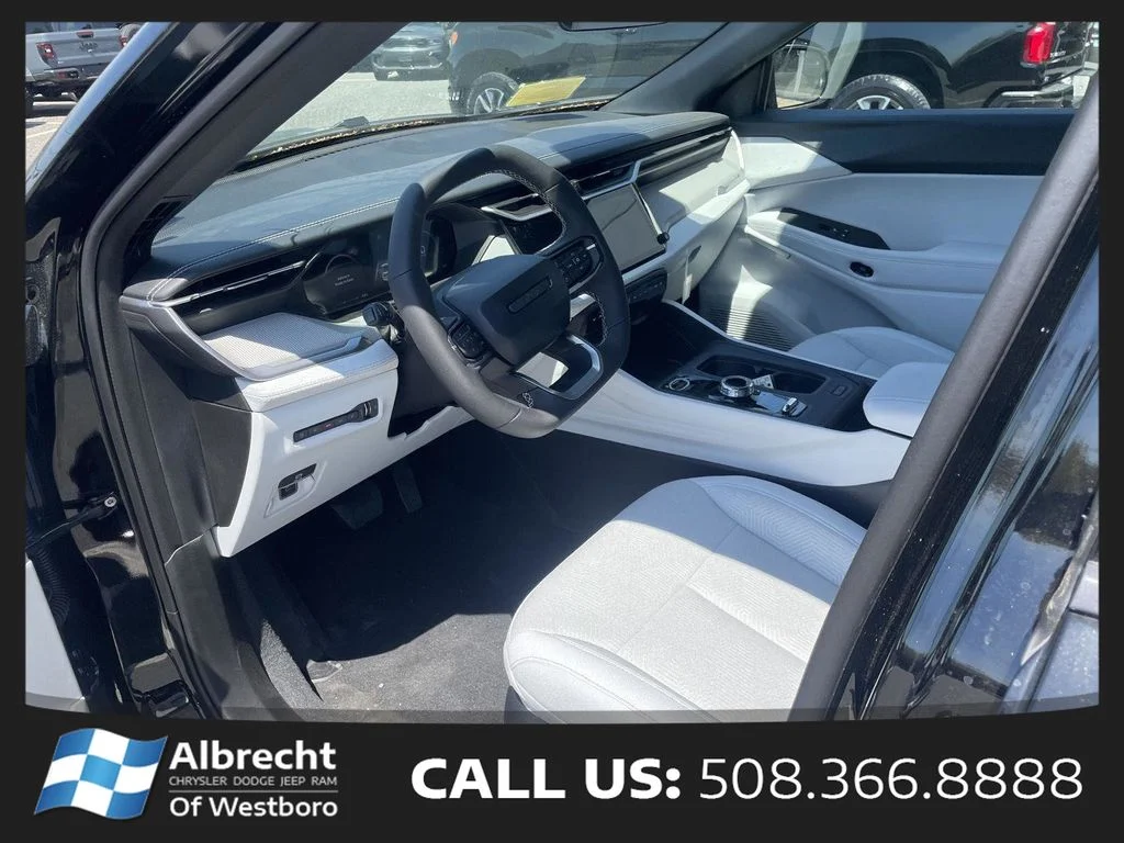 New 2026 Diamond Black Crystal Pearl-Coat Exterior Paint Jeep Laredo image 9