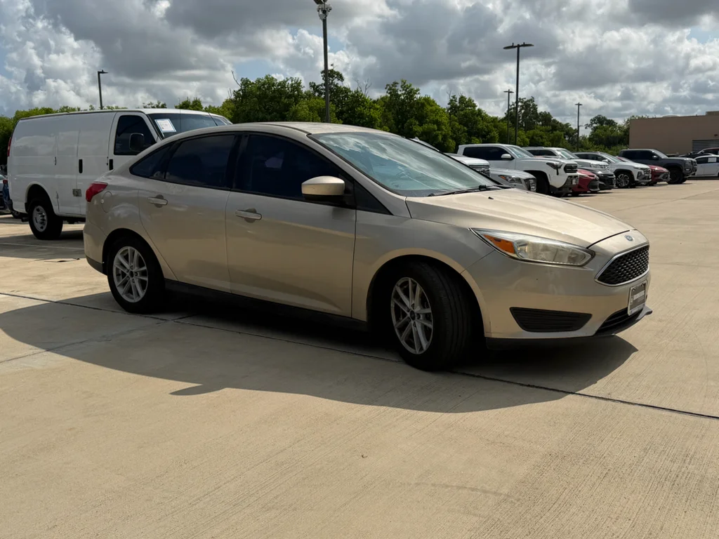 Used 2018 White Gold Metallic Ford SE image 8
