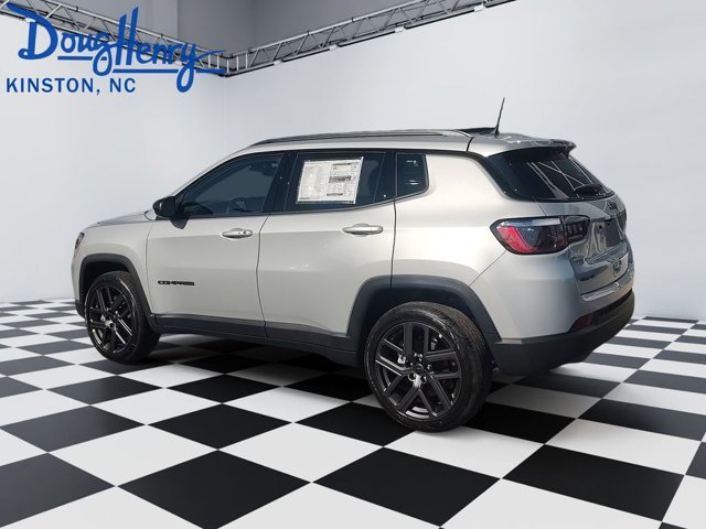 New 2026 Silver Zynith Metallic Clear-Coat Exterior Paint Jeep Latitude Altitude image 3