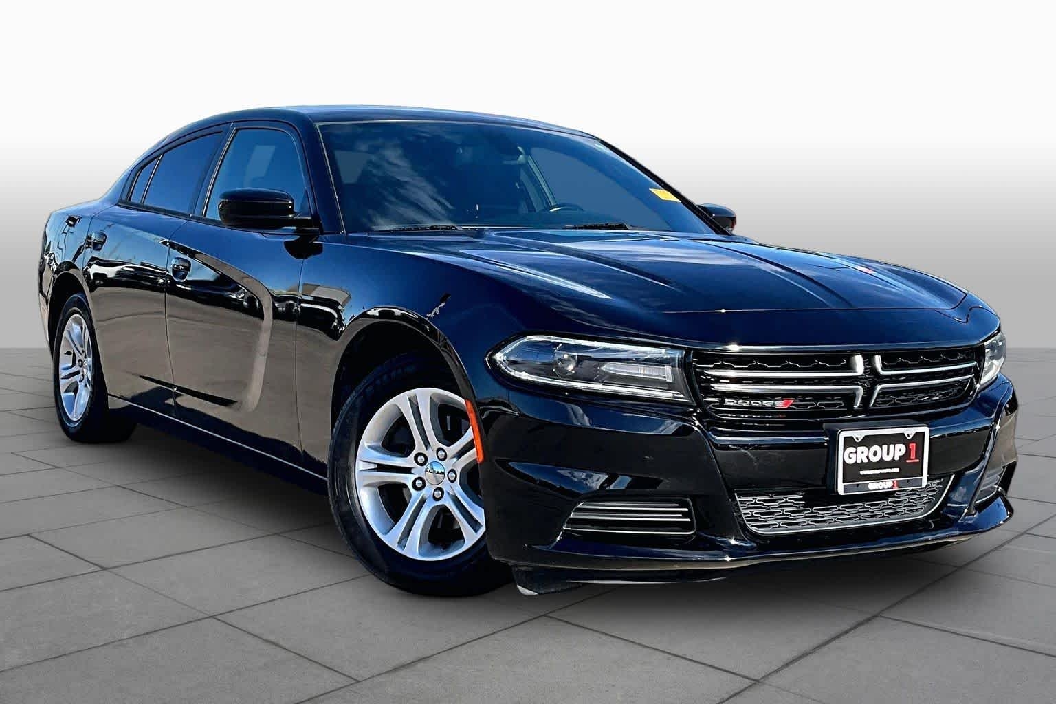 Used 2017 Pitch Black Clearcoat Dodge SE image 3