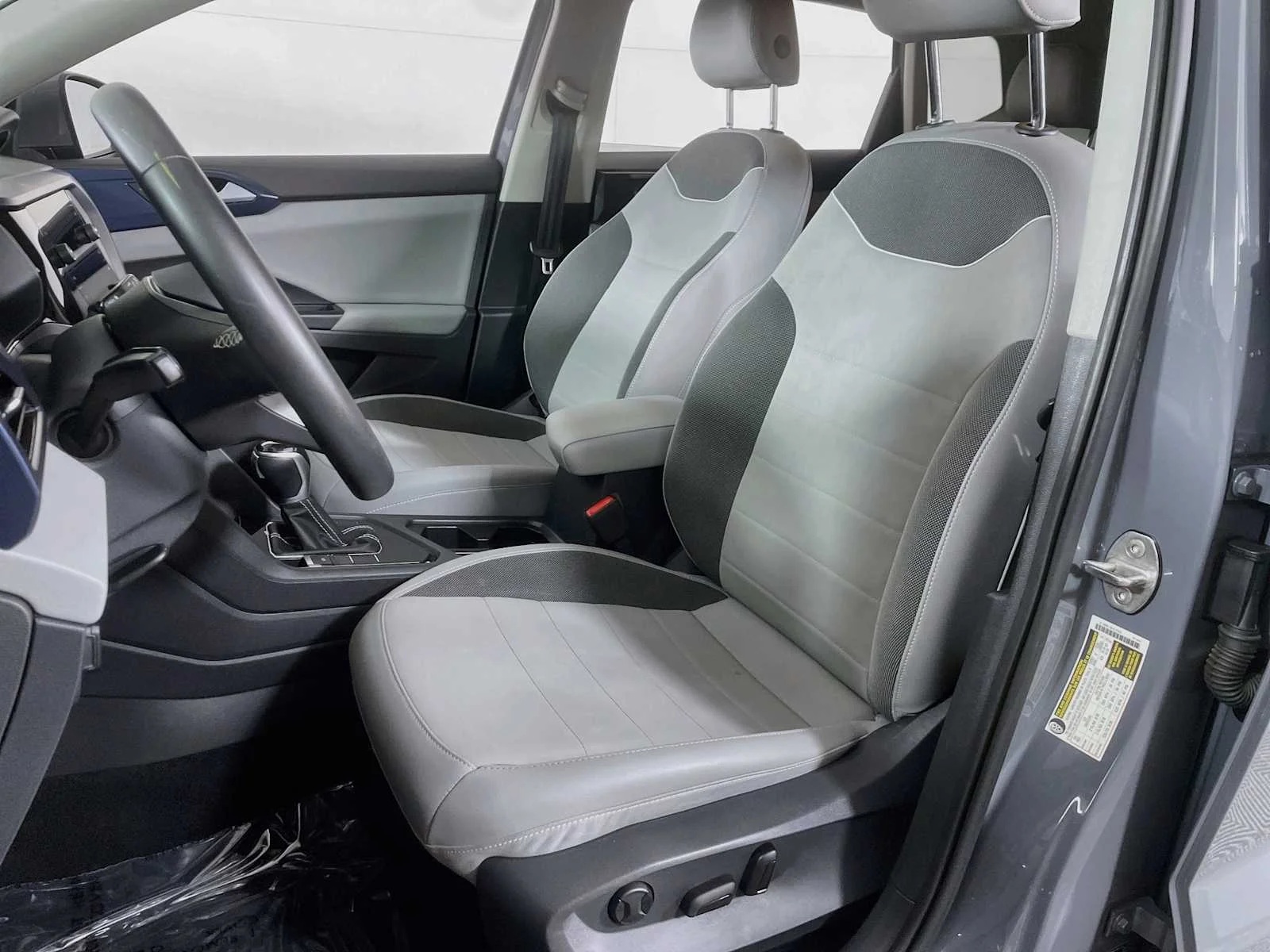 Used 2023 Gy Volkswagen SE image 19