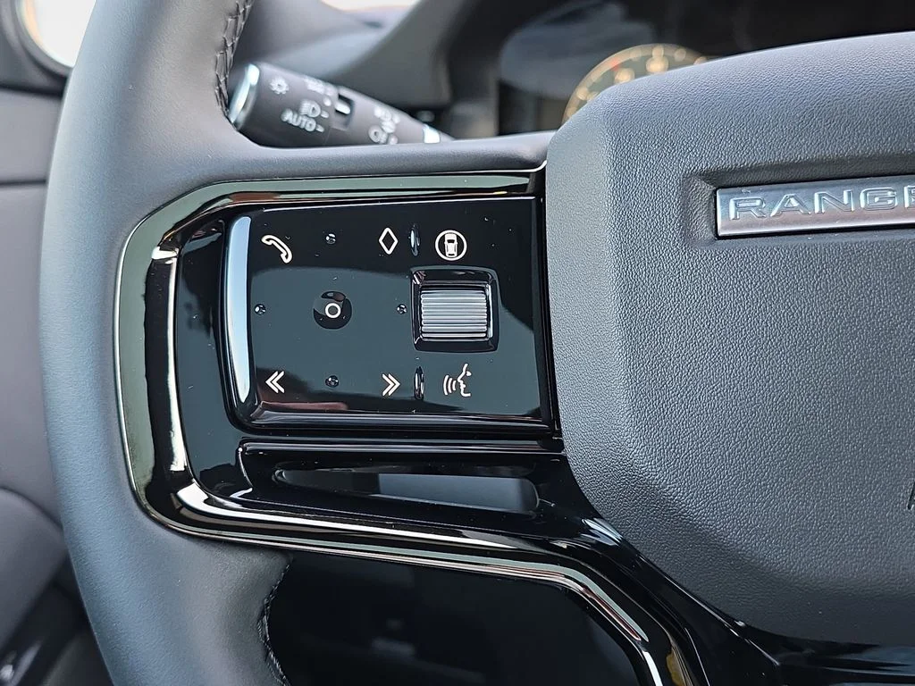 New 2026 Fuji White LAND ROVER Dynamic SE image 17