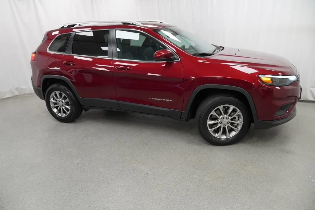 Used 2021 Red Jeep Latitude Lux image 17