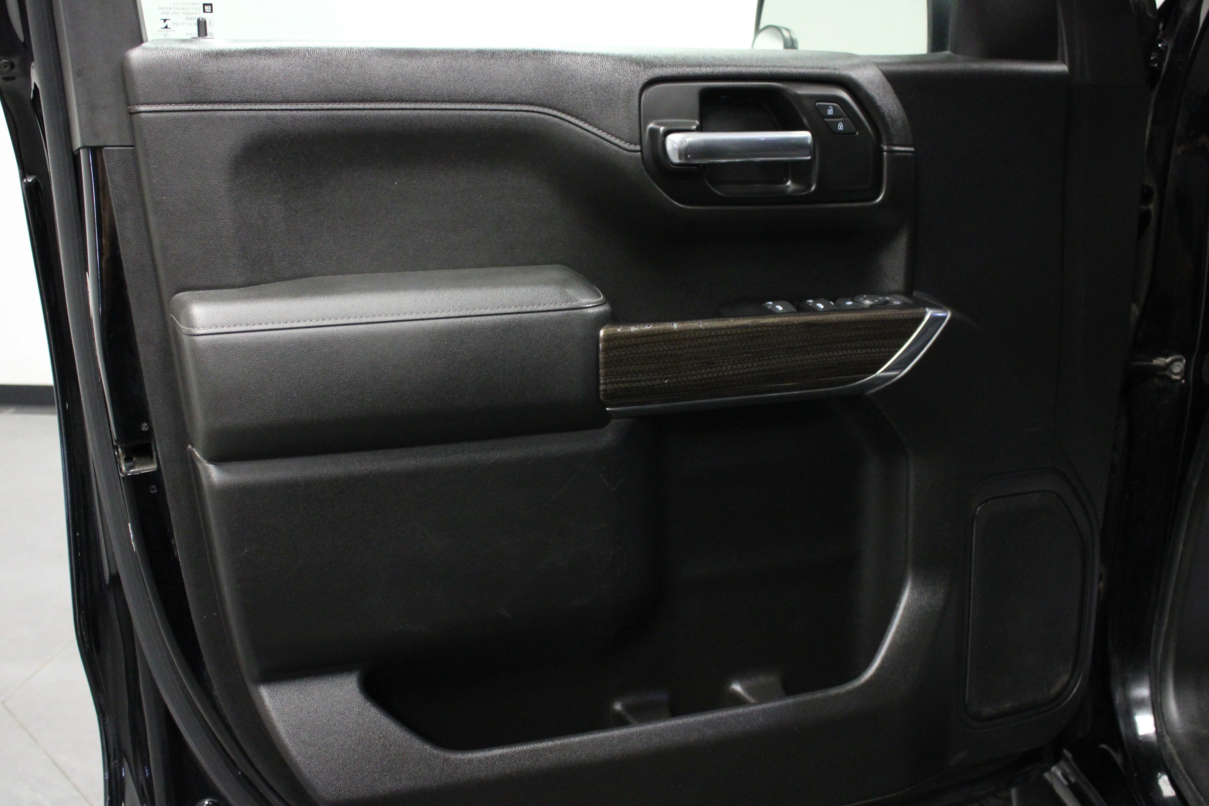 Used 2019 BLACK Chevrolet RST image 10