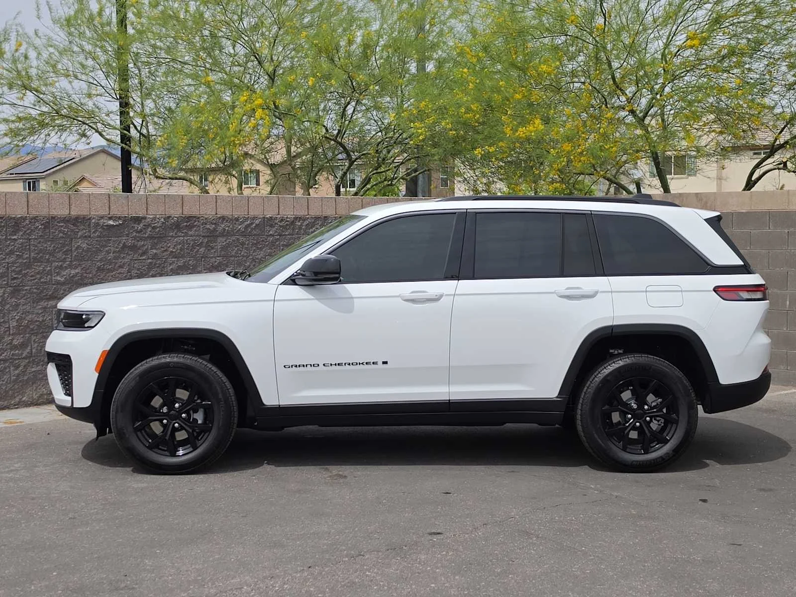 New 2026 Bright White Clear-Coat Exterior Paint Jeep Laredo Altitude image 5