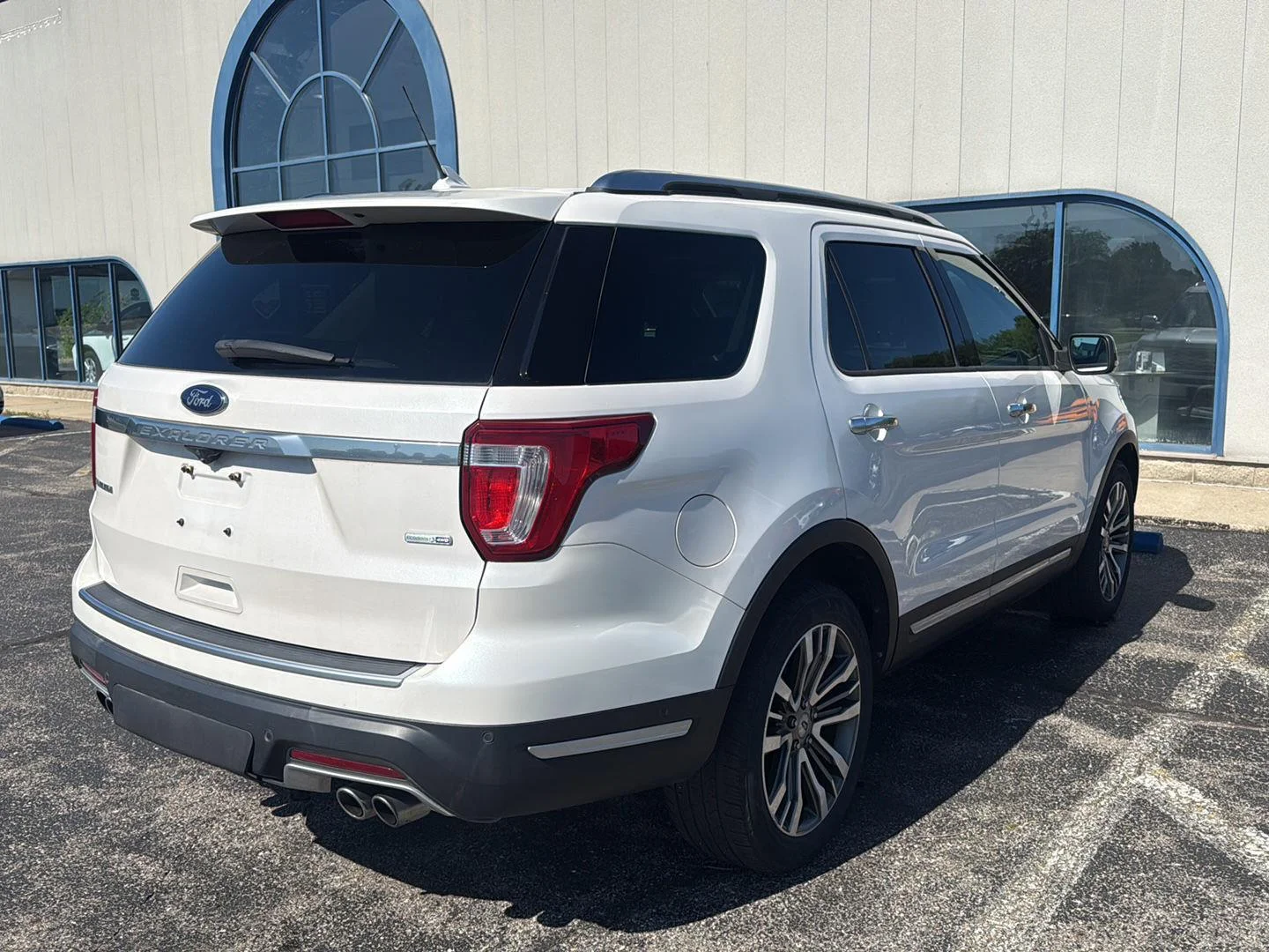 Used 2019 White Platinum Tri-Coat Metallic Ford Platinum image 8