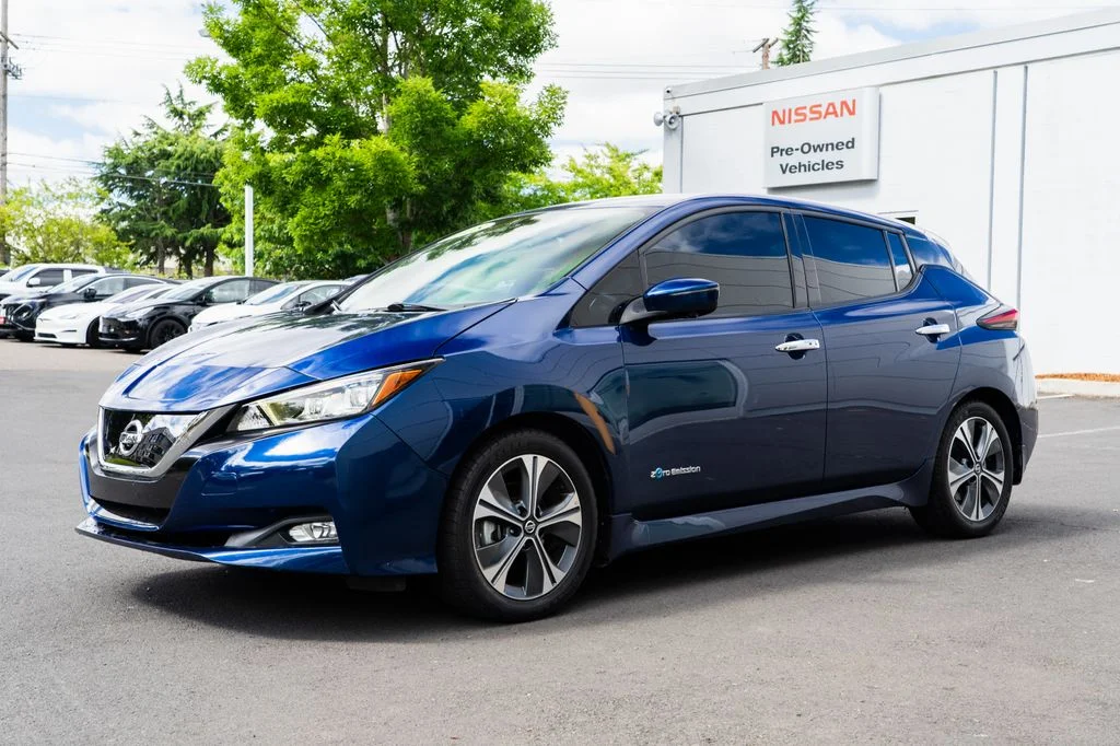 Used 2018 Blue Nissan SL image 3