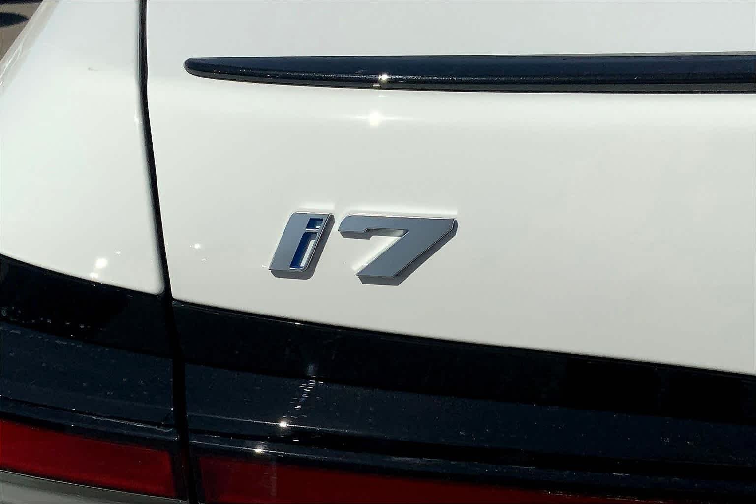 2025 BMW i7 50 - Photo 15