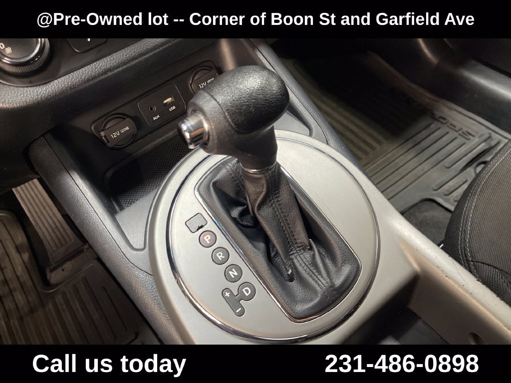Used 2016 White Kia LX image 22