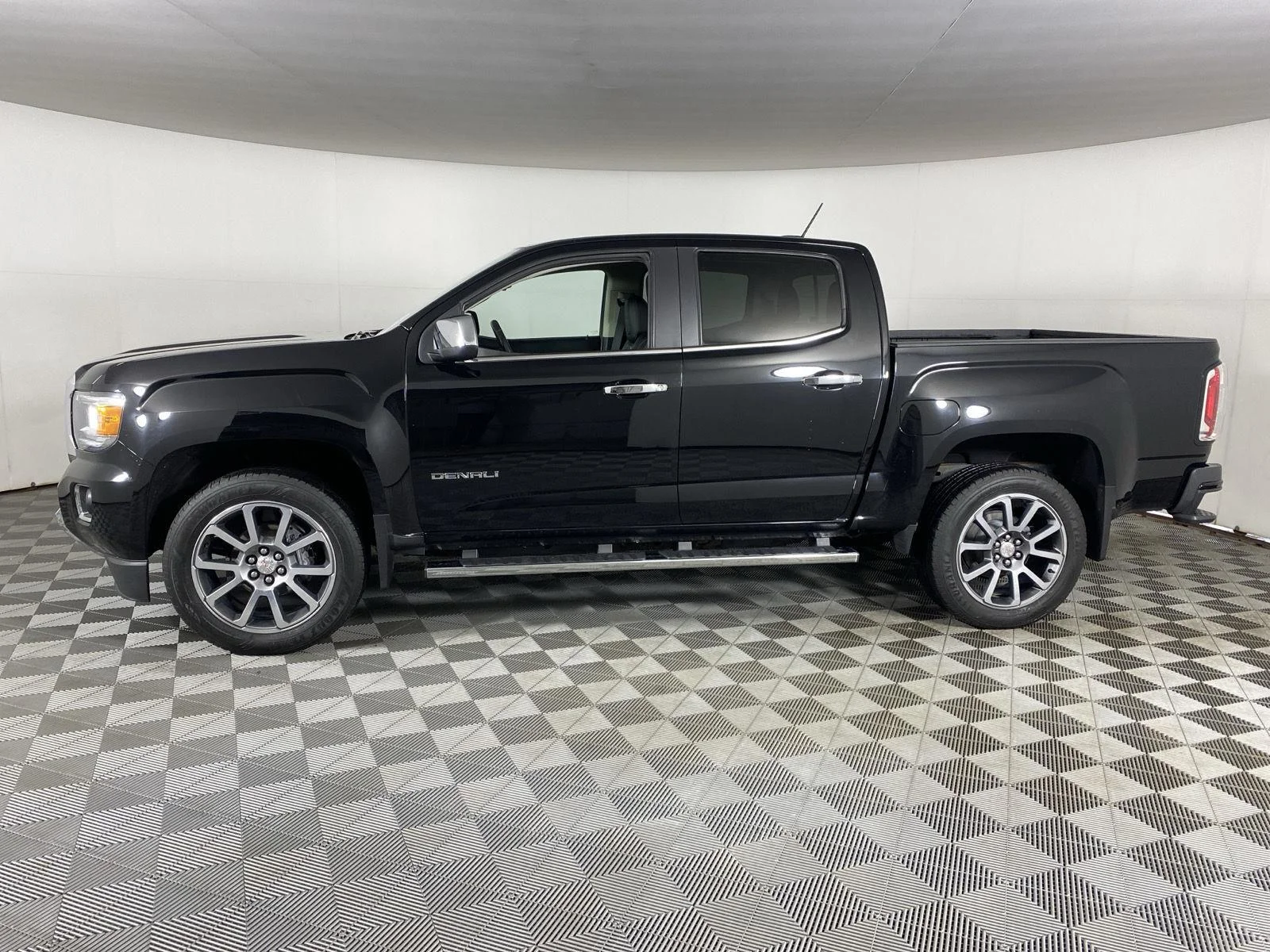 Used 2019 Onyx Black GMC 4WD Denali image 4