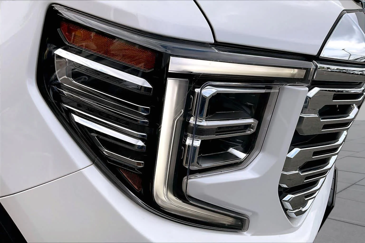 Used 2023 White Frost Tricoat GMC Denali image 28