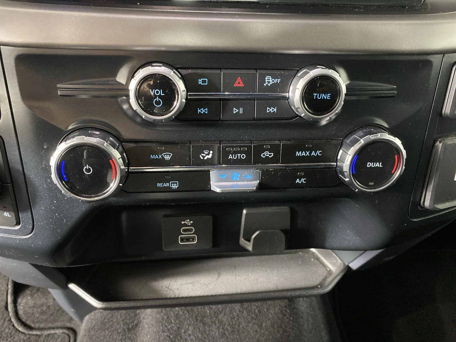 Used 2025 Iconic Silver Ford XLT image 19