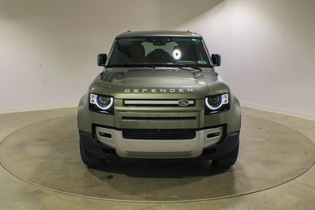 Used 2025 Pangea Green Metallic Land Rover S image 8