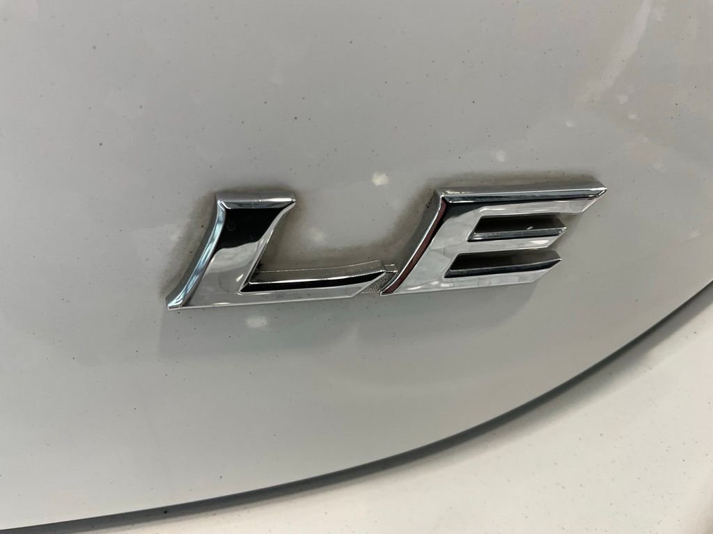 Used 2019 White Toyota LE image 21