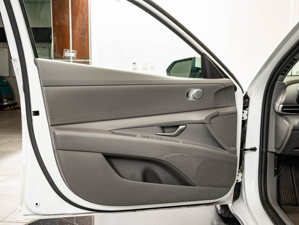 Used 2021 Quartz White Hyundai SE image 24