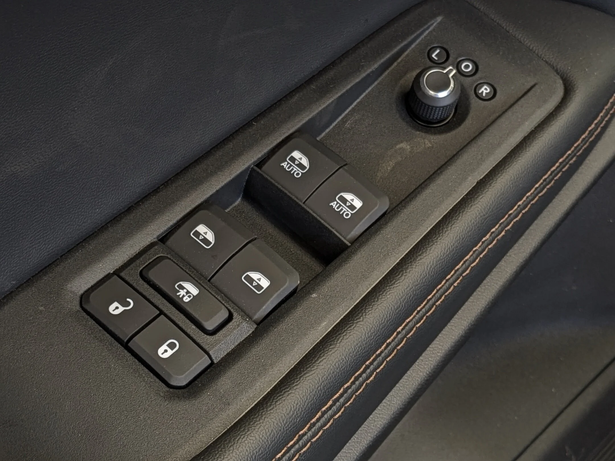 New 2026 Grey Jeep Limited - - Hybrid - Dual-Pane Pano Sunroof - Capri Leatherette - Power Liftgate & More! image 13