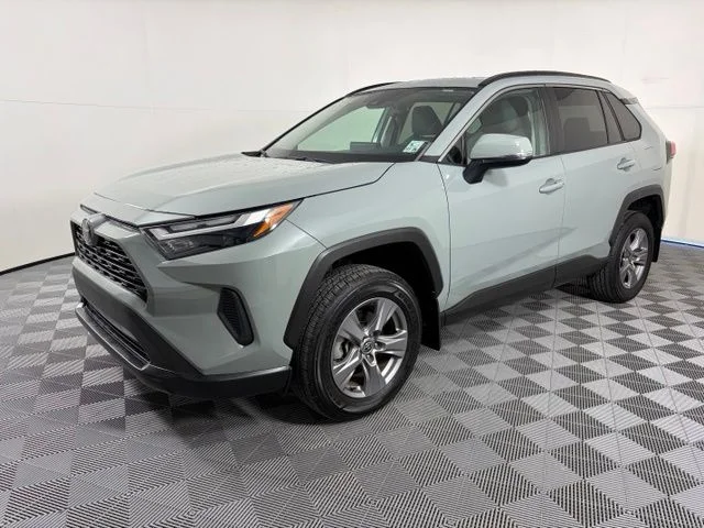 Used 2022  Toyota XLE image 3